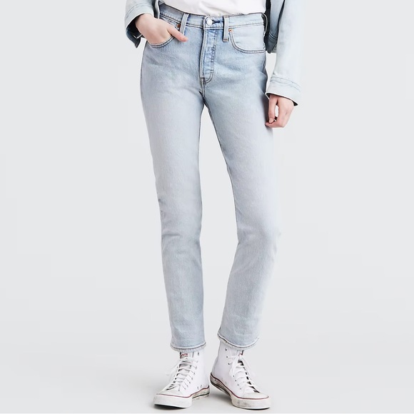 Levi’s light wash stretch denim jeans // size 26x28 - Picture 2 of 2